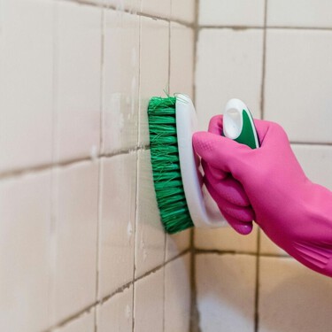 Estos dos ingredientes devuelven de inmediato el blanco a las juntas del baño, y seguro que ya los tienes en casa 