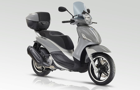 El nuevo Piaggio Beverly 350 Tourer cuenta de serie con baúl, ABS y control de tracción, por 5.399 euros