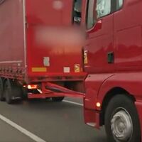 Dos camioneros deciden remolcarse entre ellos en plena AP-7 para llegar a España desde Francia