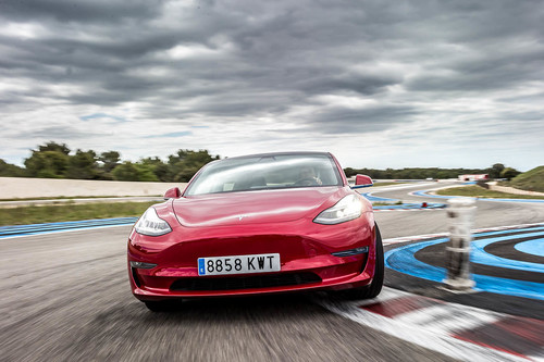 Probamos el Tesla Model 3 Performance en circuito. Y sí, un coche eléctrico puede hacer sombra a un BMW M3