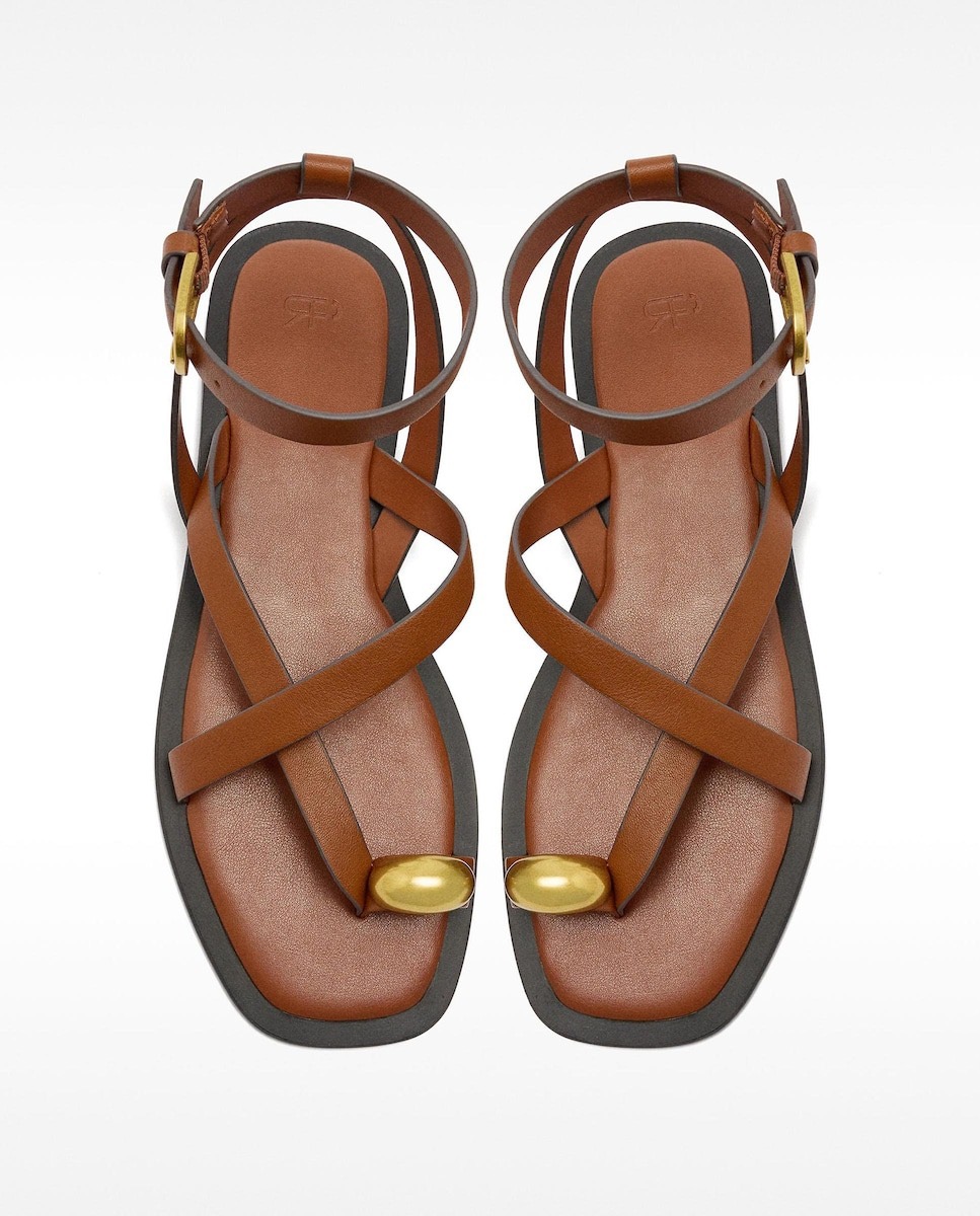 Sandalias planas con detalle metalizado Parfois