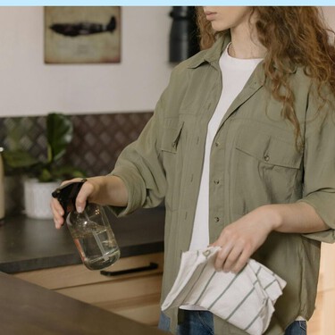 Tres ingredientes básicos que desinfectan el baño y deja aroma a limpio durante horas 