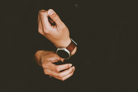 Cuatro marcas de relojería buenas, bonitas y baratas para sumar un detalle elegante a tu look