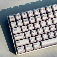 No, no estás viendo algo sacado de Half Life, ni la imagen está mal. Este teclado con "texturas borrosas" en sus teclas es real y es un homenaje a los FPS de los 90