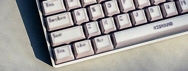 No, no estás viendo algo sacado de Half Life, ni la imagen está mal. Este teclado con "texturas borrosas" en sus teclas es real y es un homenaje a los FPS de los 90