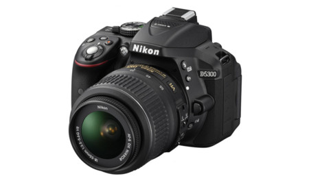 La Nikon D5300 sigue bajando en eBay: ahora por 499 euros con objetivo 18-55 estabilizado