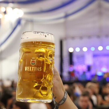 El Oktoberfest de Zaragoza es ya obligatorio en las fiestas del Pilar, pero tiene un problema: la organización se deja 20.000 euros en jarras rotas