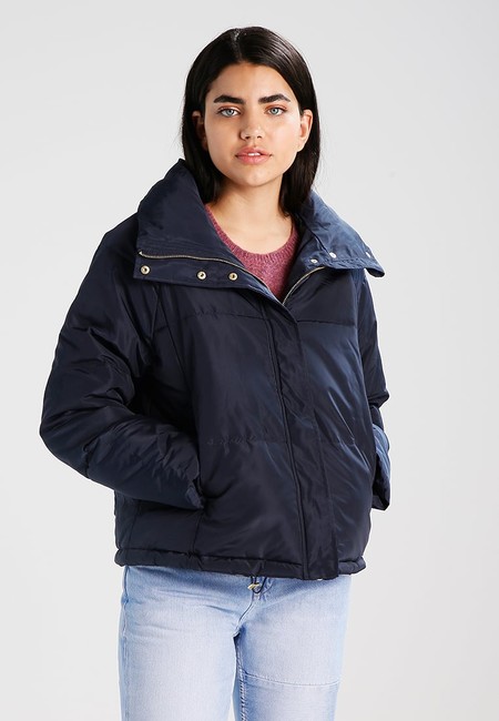 Por 14,95 euros en Zalando podemos hacernos con la chaqueta de Vero Moda Vmidiva Short. Envío gratis