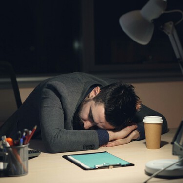 Ser joven y hombre en España sale caro: los treintañeros ganan un 20 % menos que quienes nacieron en los 60