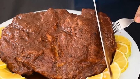 Recetas navideñas 2025: cómo hacer pierna de cerdo adobada sin horno, con los tips y consejos del chef Roger