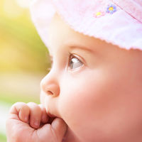 Cuando el calor provoca granitos en la piel del bebé: ¿cómo prevenir la sudamina o miliaria?