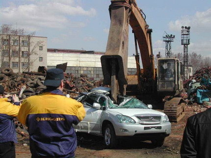 Lexus RX destrozado por una grúa
