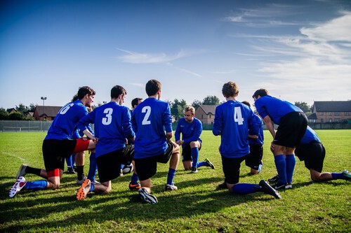Chollos en ropa deportiva en Deporte-Outlet: chaquetas Mercedes Benz, abrigos Puma y camisetas Adidas ahora a mejor precio