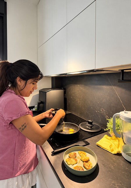 Cocinando Huevos En Una Cocina Moderna