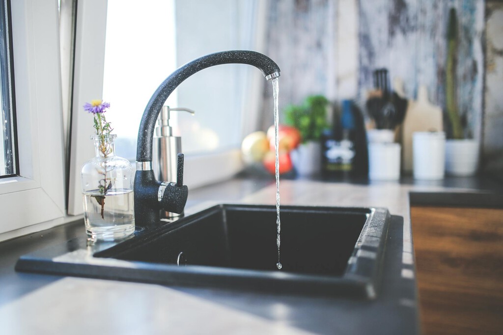 Gastar demasiada agua en verano puede hacer que te corten el suministro: en este pueblo de Granada han dejado sin agua a dos barrios
