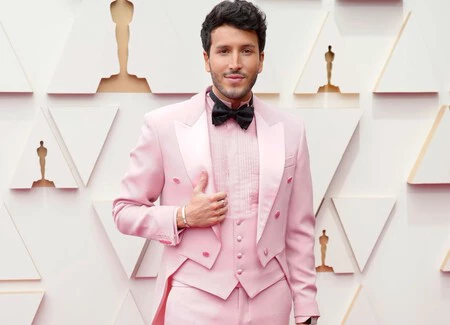 Sebastián Yatra suma una nota de color (rosa) a su look de Moschino para los Premios Oscar