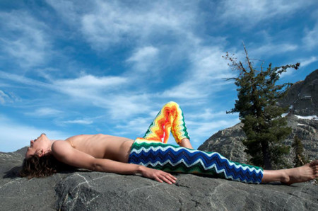 Hay que ser muy funky o fan total del Yarnbombing para vestir de Lord von Schmitt