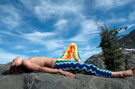 Hay que ser muy funky o fan total del Yarnbombing para vestir de Lord von Schmitt