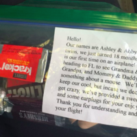 La genial nota que unos padres de gemelas dieron en el avión a los pasajeros que viajaban con ellos