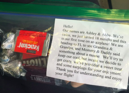 La genial nota que unos padres de gemelas dieron en el avión a los pasajeros que viajaban con ellos