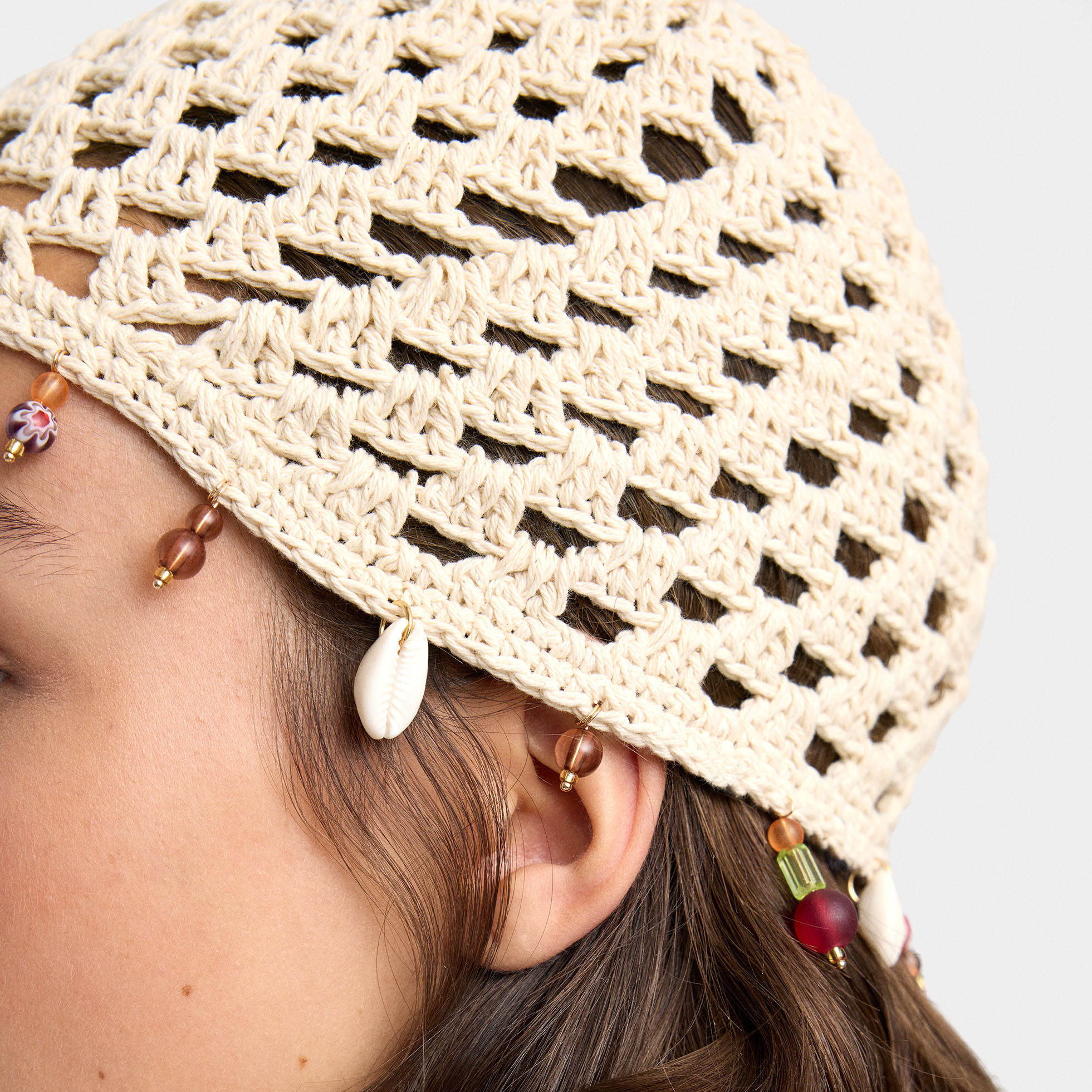 Parfois - Gorro de mujer de crochet con conchas y abalorios decorativos.
