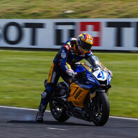 Manu González pierde su primera carrera de Supersport contra Steven Odendaal por una extraña bandera roja