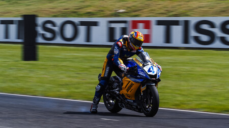 Manu González pierde su primera carrera de Supersport contra Steven Odendaal por una extraña bandera roja