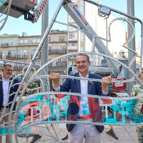 El alcalde de Vigo presenta las nuevas luces de Navidad: una caja regalo más grande, 12 millones de luces LED y 7.000 adornos  