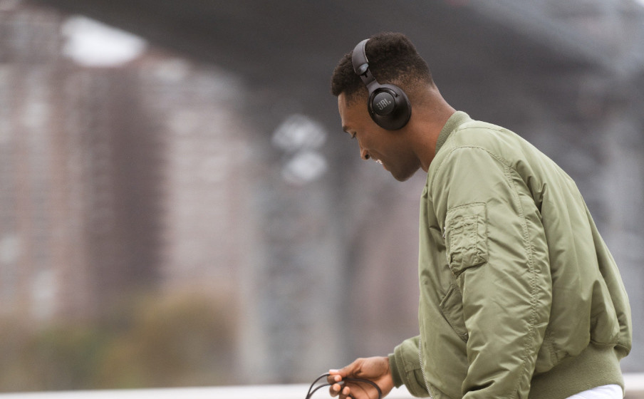 Con cancelación de ruido y conexión Bluetooth 5.0: así son los nuevos auriculares de JBL para la gama alta