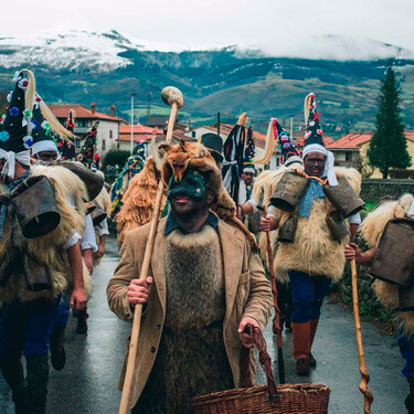 Parece un carnaval, pero es una de las tradiciones más singulares de un pequeño pueblo de Cantabria: así es La Vijanera en Silió 