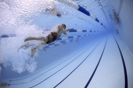 Lo que pone tus ojos rojos en la piscina no es el cloro, sino la orina