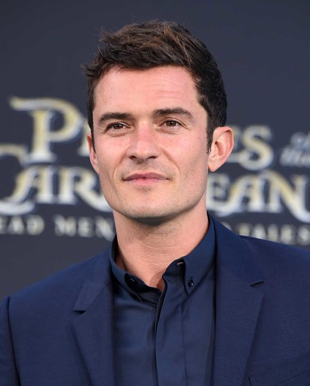 Orlando Bloom con traje y zapatillas, 'arreglao' pero informal