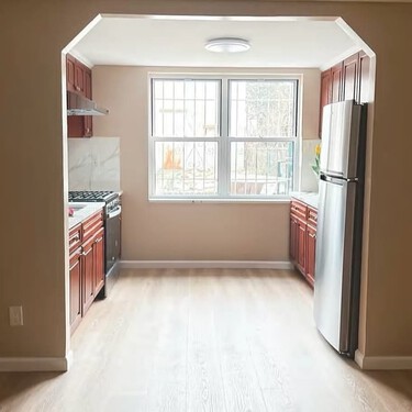La inquilina de este piso de alquiler odiaba el color de los armarios de la cocina: tras meses pensando qué hacer, decidió llenarla de color para disimular los muebles 