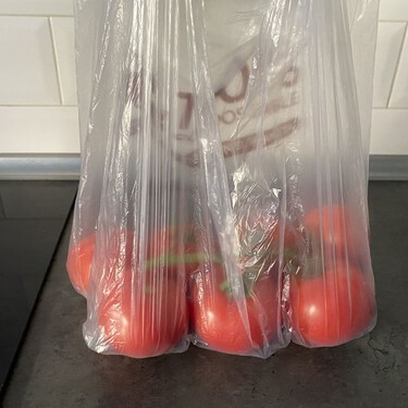 He estado usando las bolsas de frutas y verduras del supermercado al revés toda mi vida. Darles la vuelta tiene múltiples ventajas 