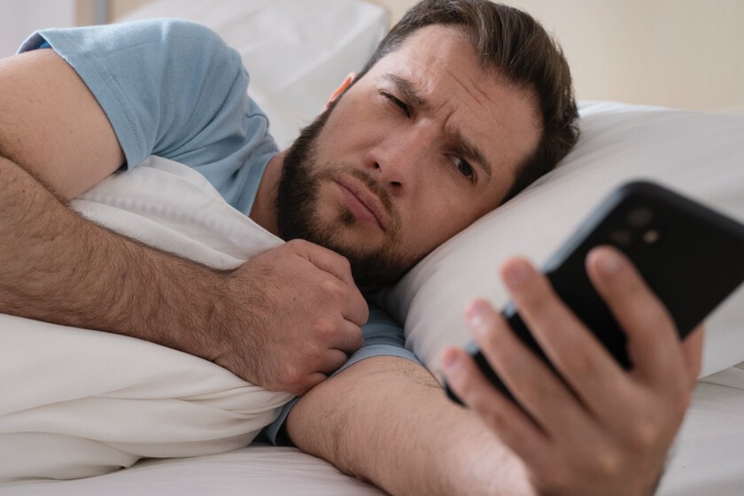 Cargo mi iPhone fuera del dormitorio para levantarme antes. La ciencia confirma que también me ayuda a ser más feliz