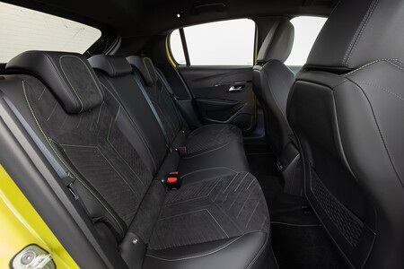 Peugeot E208 asientos traseros
