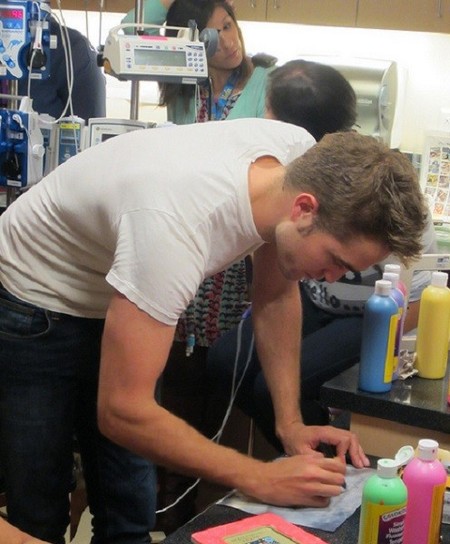 Robert Pattinson enseña su lado más solidario, ¡y cómo nos gusta!