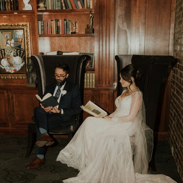 Por qué cada vez más gente está pidiendo matrimonio en  una librería