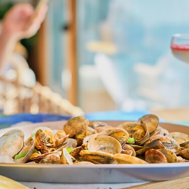 Qué pedir en un chiringuito de playa: los platos más saludables y ligeros para seguir disfrutando en verano