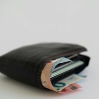 Cuando una mujer se encontró 800 euros en la calle, se los entregó a la Policía. Ahora la ley ha dicho que se los quede