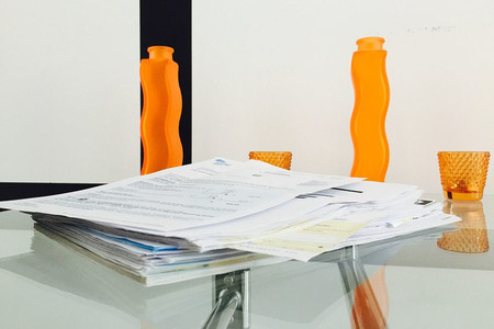 Si trabajas en casa guarda tus facturas de gastos, con suerte podrás deducírtelas