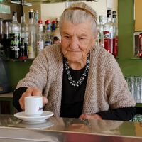 Anna tiene 101 años y trabaja en el bar desde los 18: come diez gramos de espaguetis con ajo, aceite y guindilla