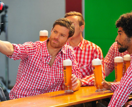 Xabi Alonso vestido de bávaro... sí, incluso así es perfecto