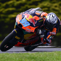 José Antonio Rueda frustra las ilusiones de Joel Kelso delante de su público y sigue siendo el ogro de Moto3 