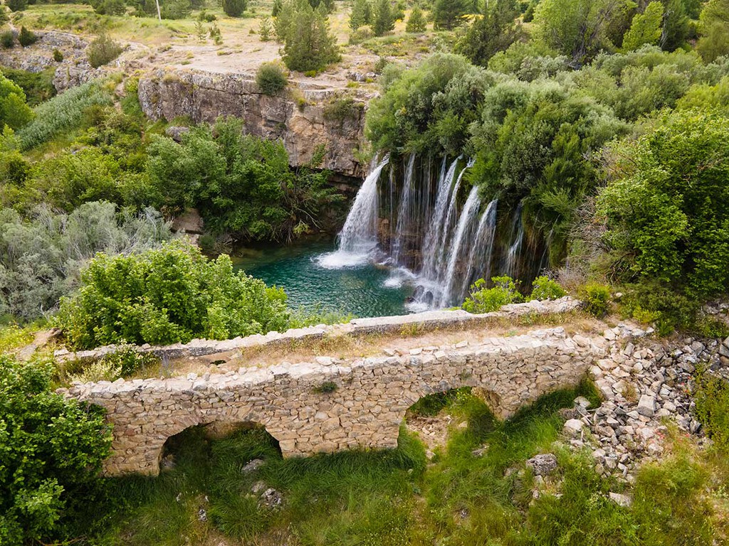 Parece Noruega o Islandia, pero es la cascada cristalina más bonita de España y se llega por una ruta fácil preciosa en otoño 