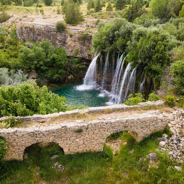 Parece Noruega o Islandia, pero es la cascada cristalina más bonita de España y se llega por una ruta fácil preciosa en otoño 