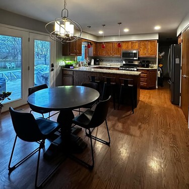 Era una cocina vieja y fea de los 90, y tras esta reforma se ha transformado en una cocina de diseño que podría ser portada de una revista