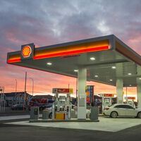 Shell y DISA entran en la guerra de los precios de las grandes gasolineras subiendo su descuento hasta los 30 céntimos 
