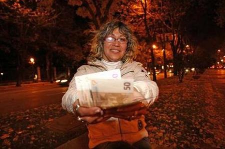 Premio a la honestidad: Le entregan el dinero que encontró en un avión