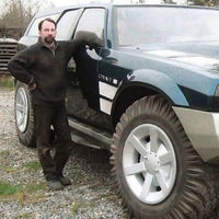 Este SUV ruso con motor de tanque es tan exageradamente gigante que hace parecer diminuto a su creador